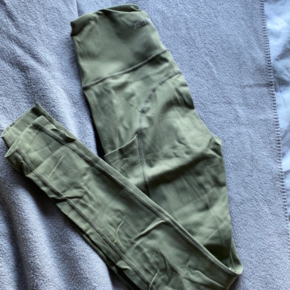 Jed North Lotus leggings in olive - Picture 2 of 3